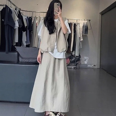胖mm特大码300斤时尚休闲工装套装女T恤马夹高腰a字半身裙三件套