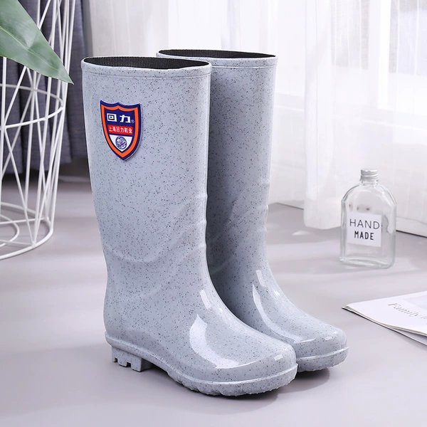 High-top stone gray shoes