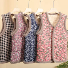 中高年の新しい秋冬服のお母さんの肩のおばあさんとベルベットの花の秋冬馬甲は保温コートのベストを厚くします。