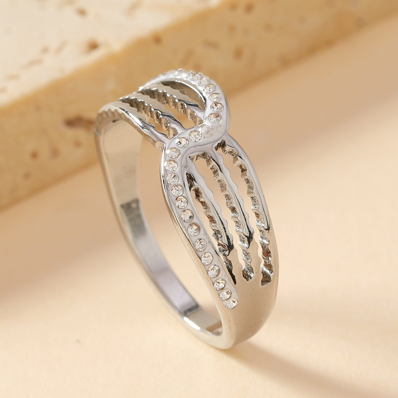 Anillo de acero inoxidable de lujo ligero europeo y americano exagerado personalidad de corte hueco línea multicapa incrustada de cerámica diamante joyería anillo