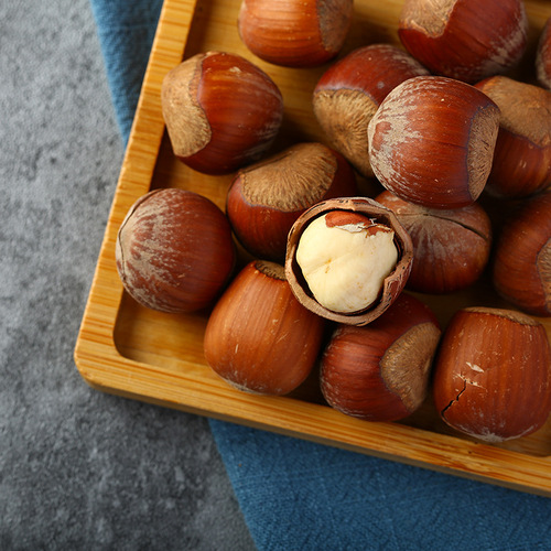 One piece drop shipping three squirrels original open hazelnuts 185g/bag flat hazelnuts Northeast mountain chestnut