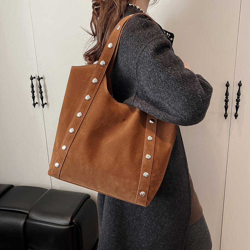 厂家专供大容量鹿皮绒单肩包秋冬休闲铆钉手提包绒面腋下包通勤包