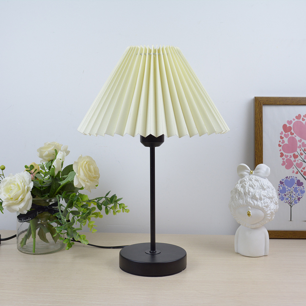 Moderno minimalista dormitorio metal pequeña lámpara de mesa Europea personalidad de la moda caliente estudio creativo sala de estar lámpara de noche led