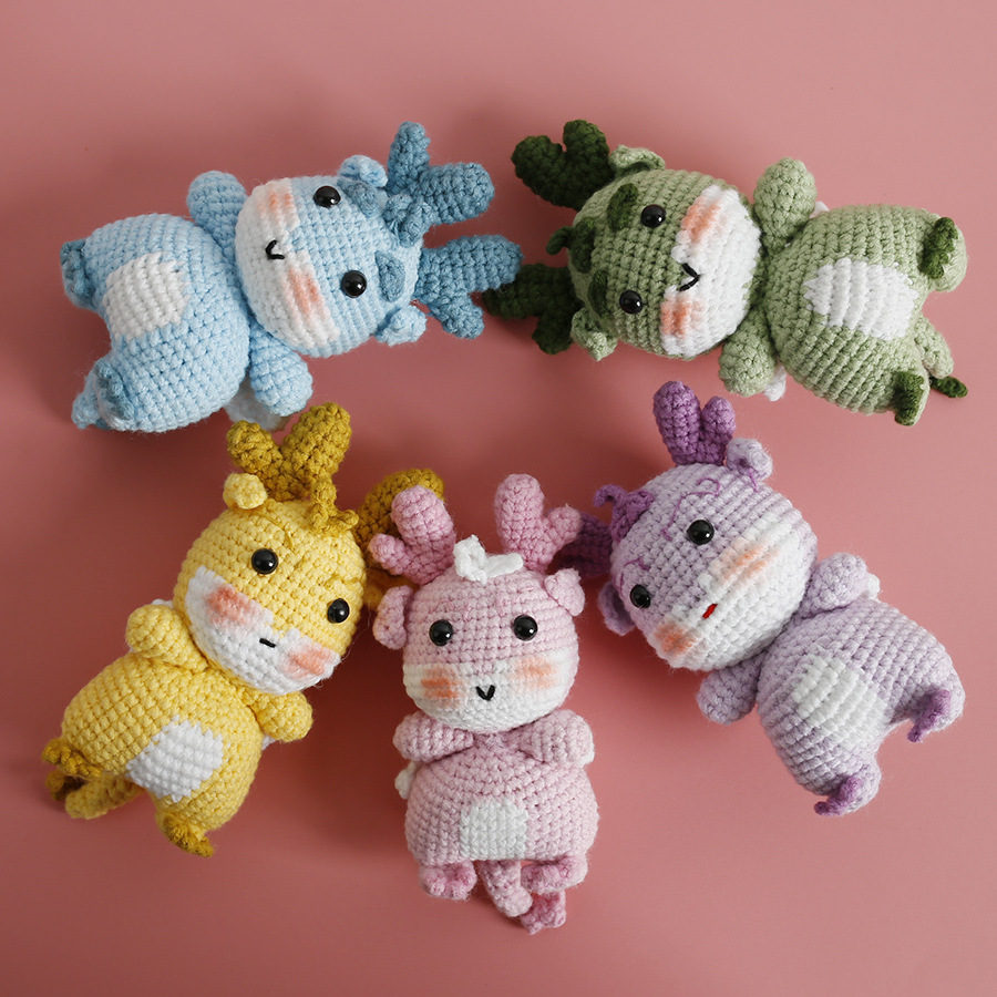 Oferta especial tejida a mano muñeca de dragón lindo pequeño Dragón Volador lana ganchillo exquisitos adornos nuevo bolso hecho a mano colgando