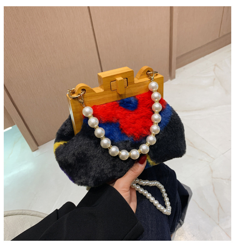 Autumn And Winter Fashion Plush Bag 2021 New Texture Plush Portable Messenger Bag display picture 11