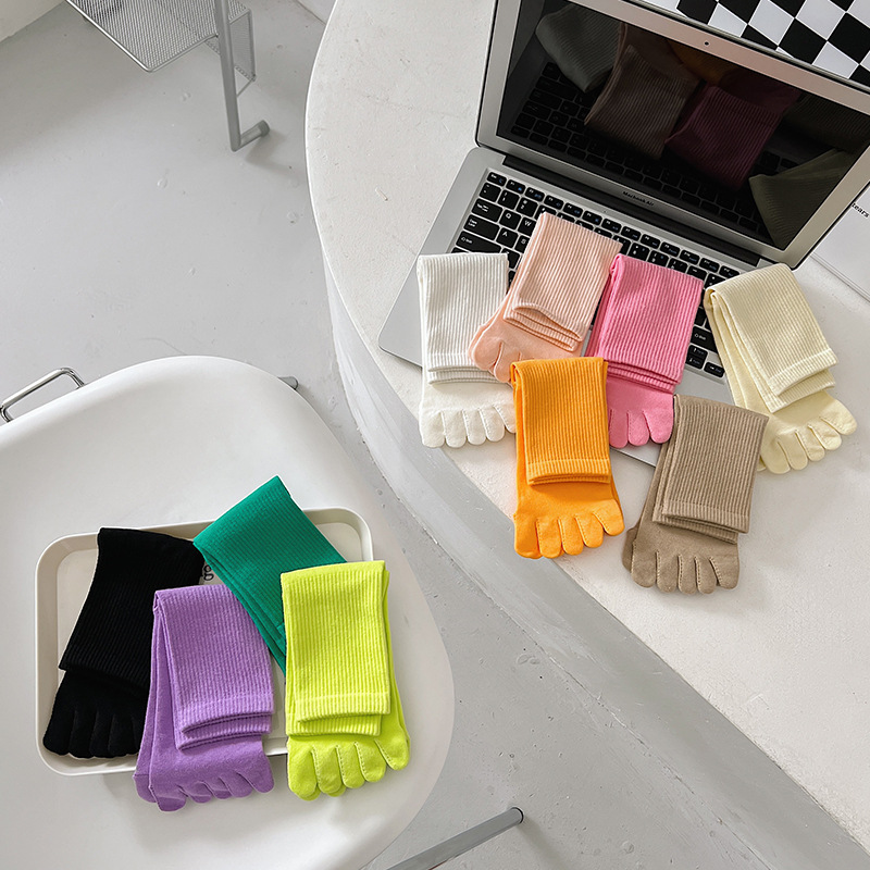 Calcetines de cinco dedos calcetines de media pantorrilla de mujer Calcetines de dedo de color caramelo calcetines de dedo de color sólido calcetines de algodón japoneses simples zhuji al por mayor