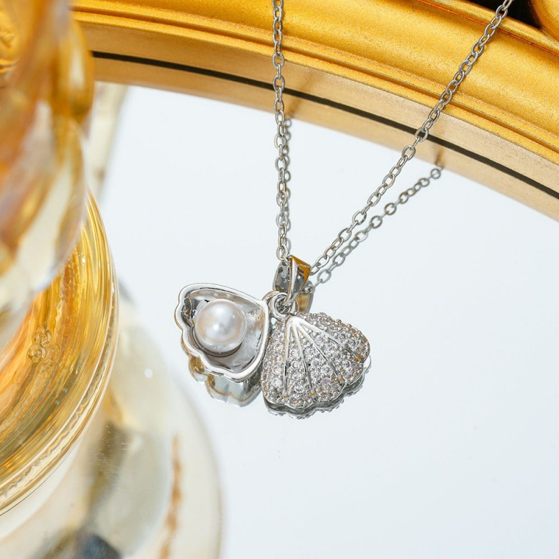 High-end scallop shell and pearl necklace for women, simple clavicle chain, light luxury, versatile, unique pendant, popular online jewelry.
