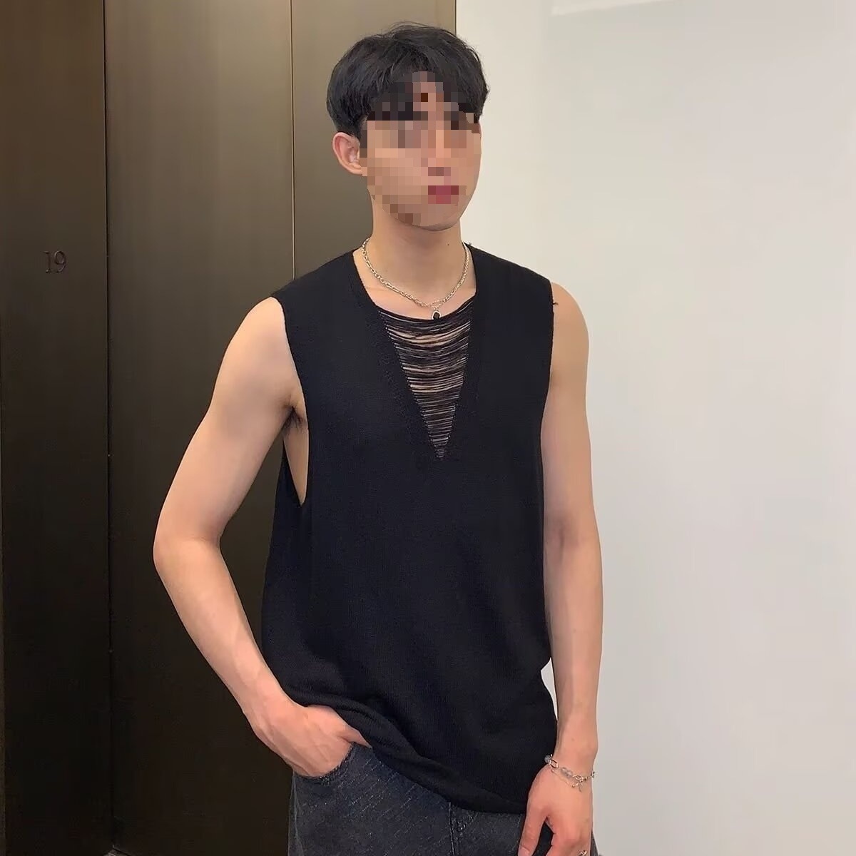 2025 nuevos productos de verano, estilo juvenil de Hong Kong, moda, manga corta sin mangas, chaleco de punto simple y versátil, chaleco, hombre