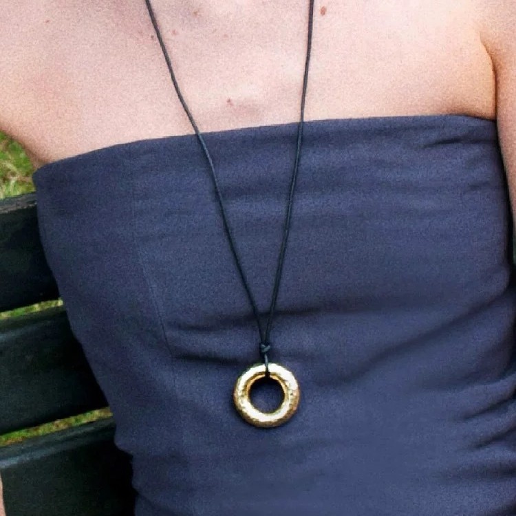 Blogger el mismo collar de anillo de donas de alta gama, lujo ligero, moda de nicho, patrón de martillo, cadena de suéter larga de diamantes