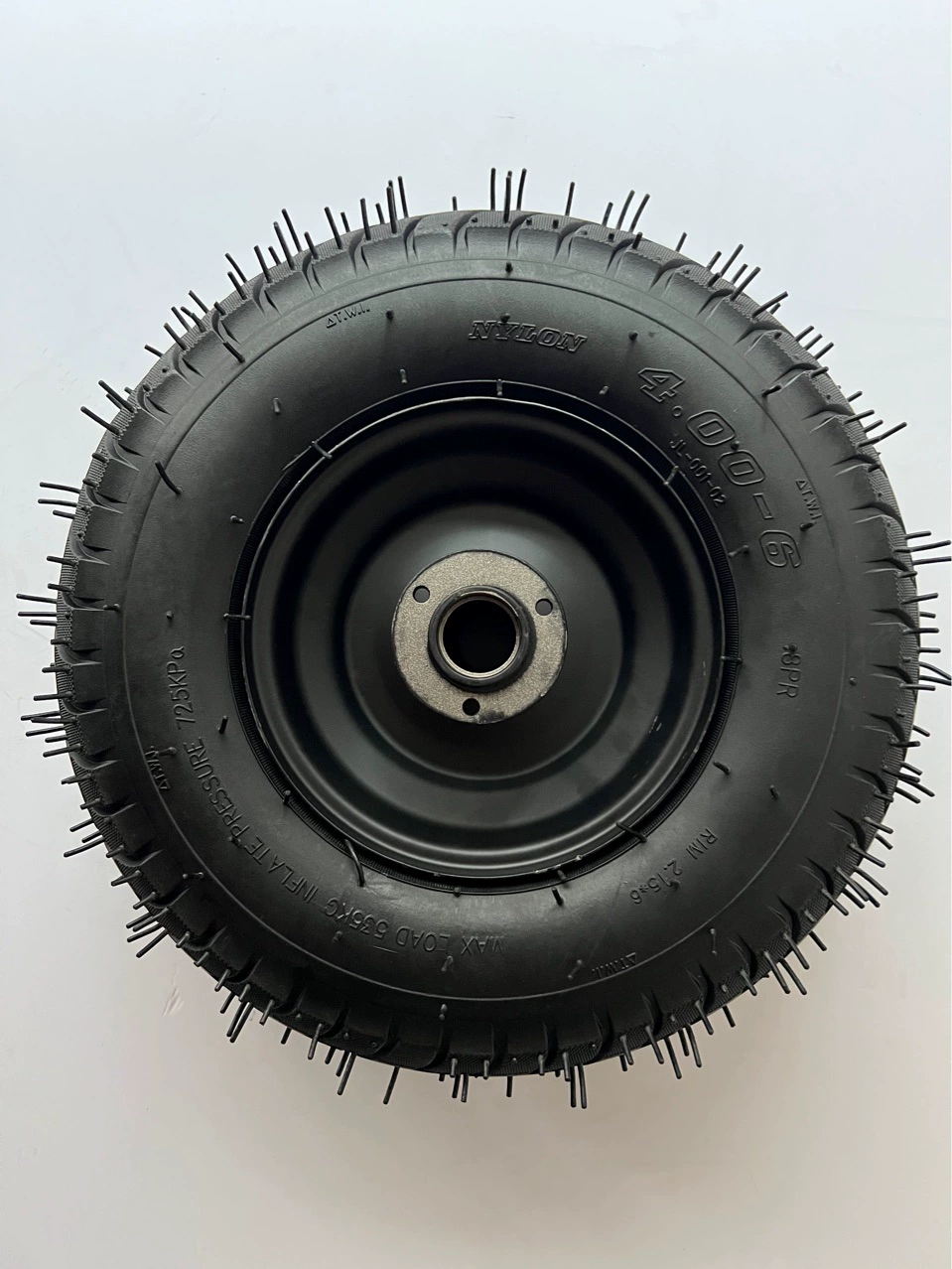 Производитель поставляет внешнюю шину 400-6 с бутиловой внутренней трубкой, черную ступицу колеса.