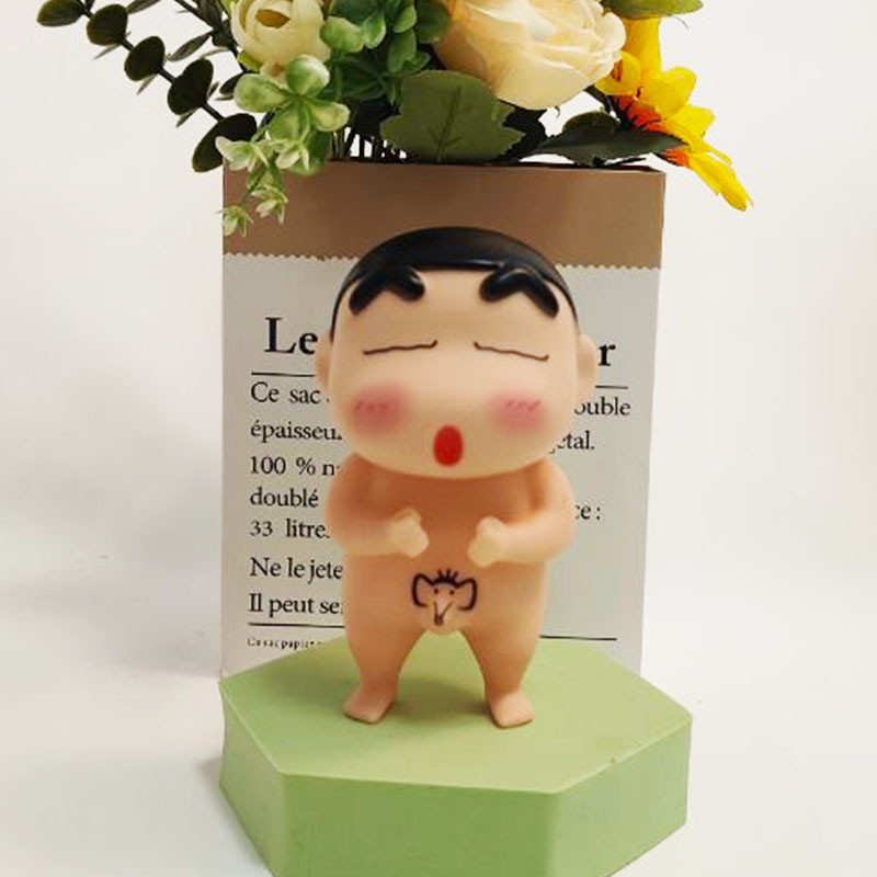 Orinando Crayon Shin-chan trasero desnudo muñeca de coche baño Zuoweimen decoración colgante de coche caja trasera decoración de muñeca