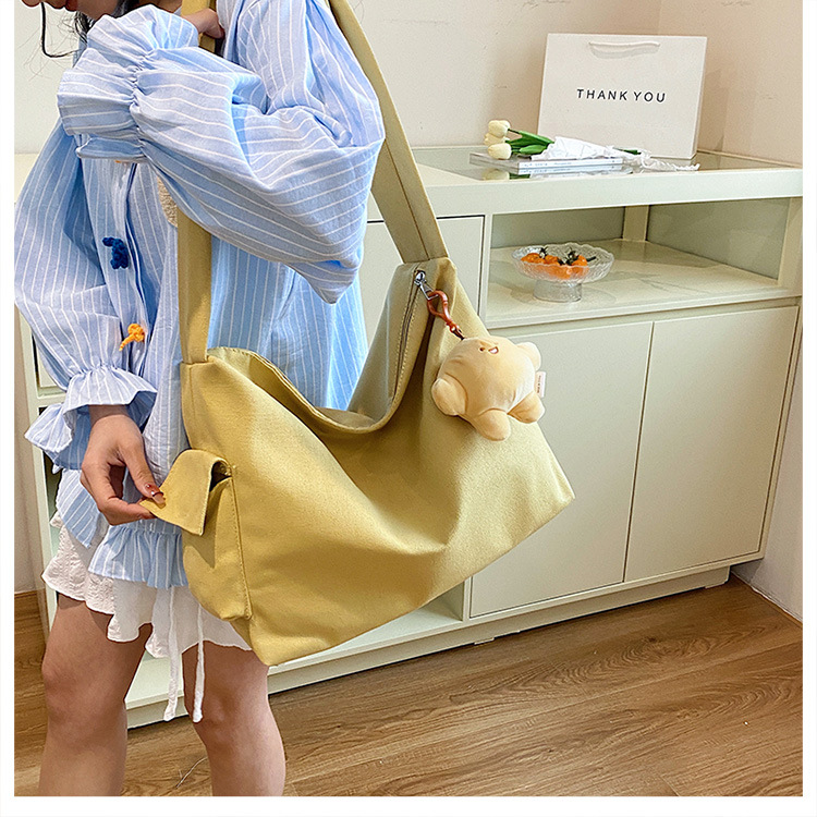 The 2024 new Korean-style simple and laid-back casual canvas crossbody bag and the large-capacity versatile tote bag are selling well undefined