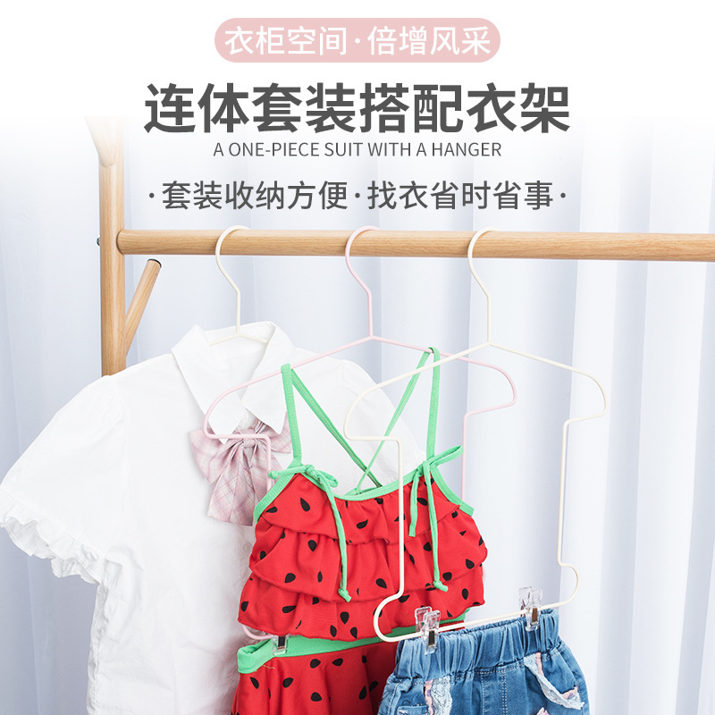 大人の子供のワンピースのスーツのハンガーとクリップのセットと服を掛けます。|undefined