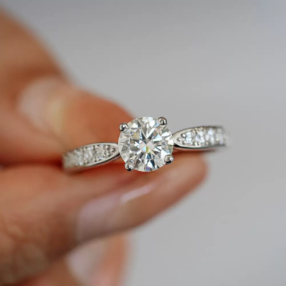 High-End Luxury Fashion Four-Claw 1 Carat Ring for Women, Simulated Flash Diamond Diamond Ring, Engagement Ring, Jewelry and Accessories