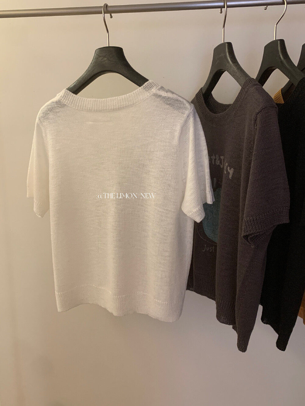 Áo thun nữ cổ tròn tay ngắn họa tiết trái cây chất liệu bamboo linen — màu đen, trắng ngà, màu cam, màu xám chi tiết 11