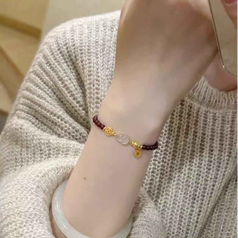 Light Luxury Charm! the Golden Color Is Paired with a Garnet Gourd Bracelet to Unlock the Oriental Style, Ancient Charm and Fashion
