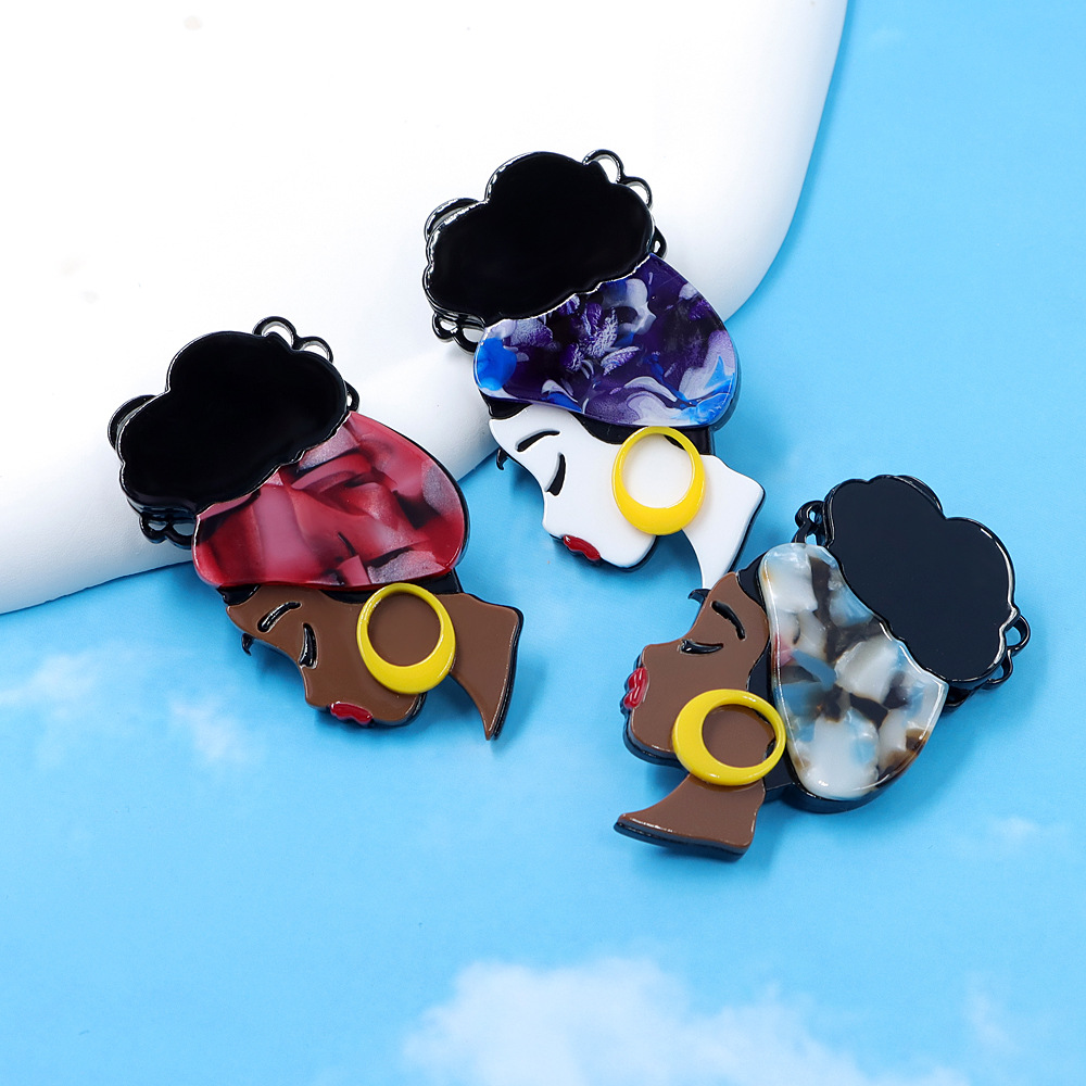 Broche en acétate acrylique représentant une jeune fille noire portant un foulard, accessoire de mode haut de gamme et tendance._voghion.com
