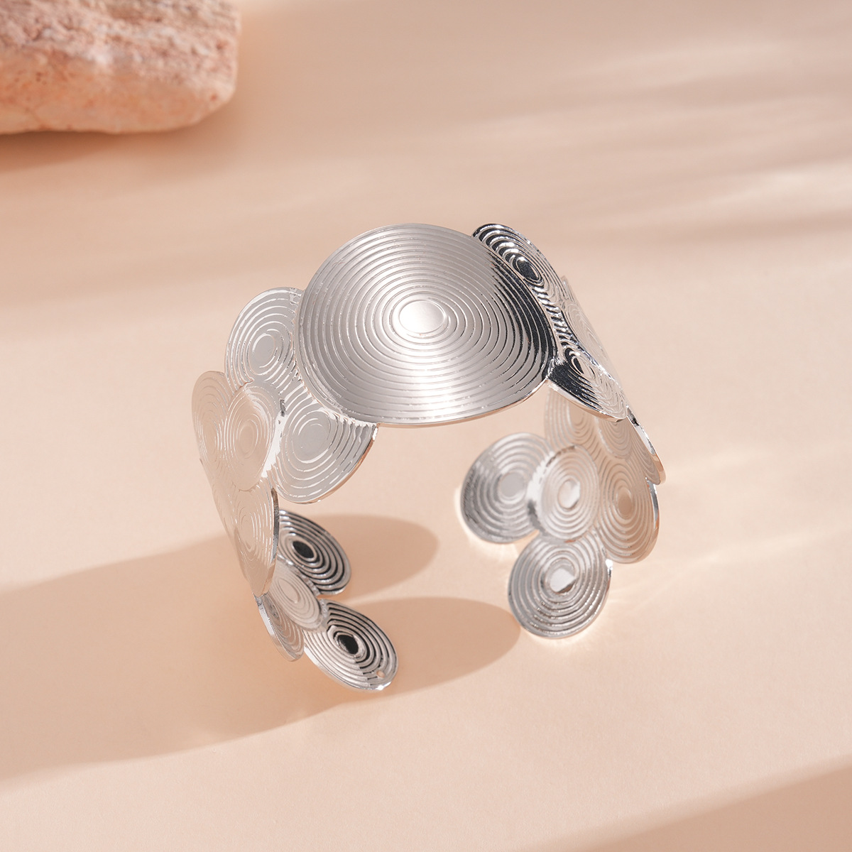 Europa y los Estados Unidos flores transfronterizas redondas estriado pulsera de moda simple pulsera de viento de alto nivel nicho joyas de diseño
