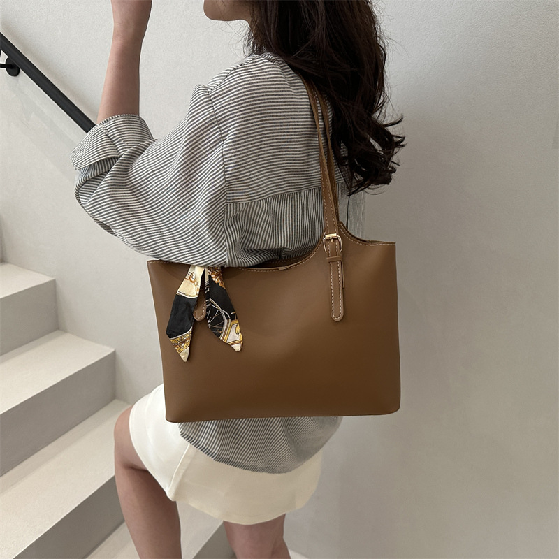 Paquete tote de gran capacidad para desplazamientos transfronterizos nuevo bolso de mujer simple, bolso de hombro retro, bolso de cubo de piel blanda