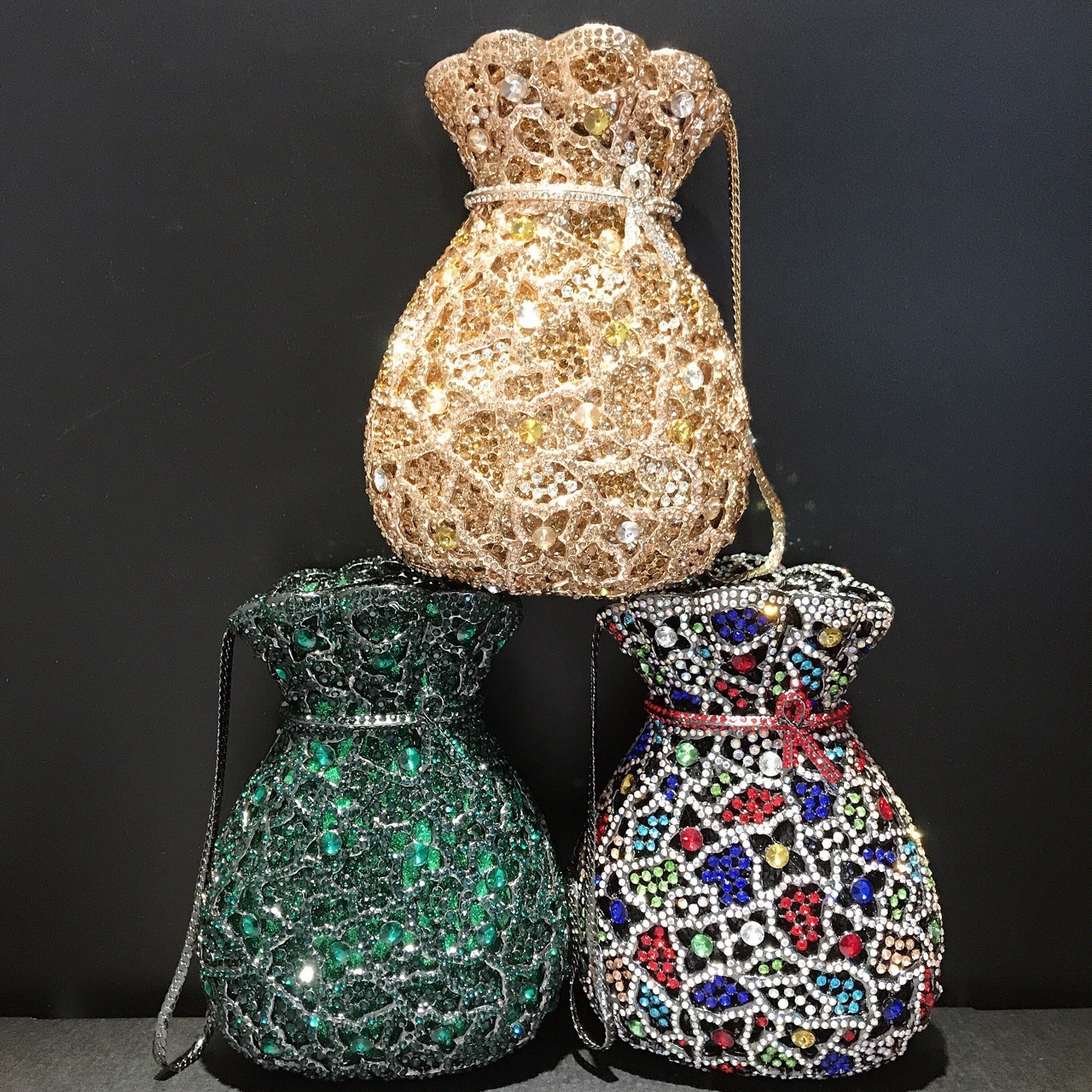 Seleccione estrictamente el nuevo bolso de cena de diamante de vasijas bolsas de maquillaje europeas y americanas bolsas de diamantes metálicas perforadas bolsas de mano