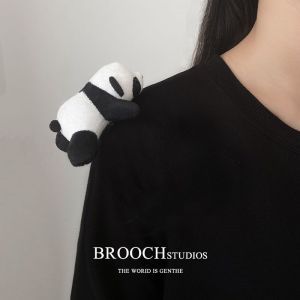 Cadena de dibujos animados broches de pelusa lindas muñecas pines creativos accesorios de pareja al por mayor joyas colgantes nicho