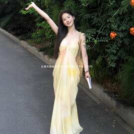 微胖仙女法式海边度假露背黄色沙滩裙印花晕染旅游垂坠感吊带裙