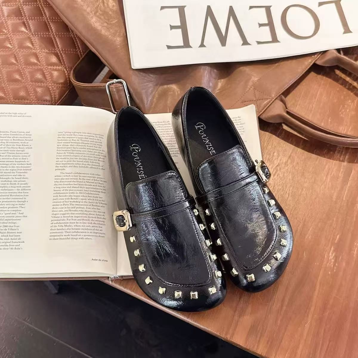 Retro remaches de un pie zapatos planos para mujeres primavera y verano de 2026 nuevos zapatos de cuero cuadrados y poco profundos.
