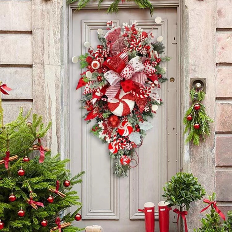 国境を越えた新しいクリスマス花輪クリスマスの扉にクリスマスのキャンディーを掛けて木を飾ってクリスマスの装飾道具を飾る|undefined