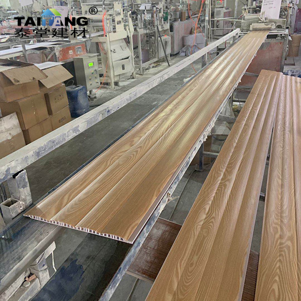 El fabricante produce y exporta varios colores de PVC para el sudeste asiático.