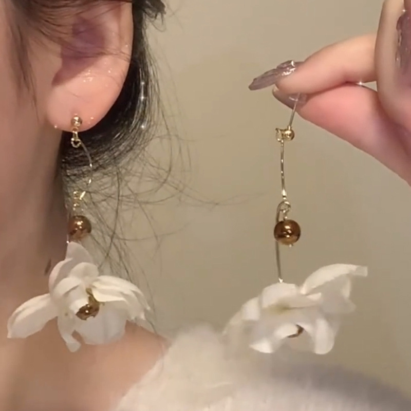 Vacancias suave hilo de malla brilla petal pendientes 2026 nuevo super temperamento perla perla hermosa joyas de orejas