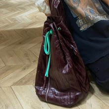 小众设计抽带水桶包大容量双肩包斜挎胸包高级感休闲通勤运动包潮