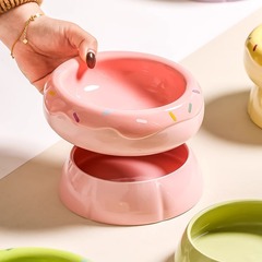 足の高い陶磁器の猫の碗は首のペットの碗の大きい口径の猫の食糧の碗を保護します。