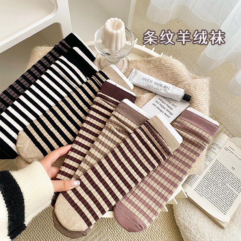 Calcetines de Cachemira de otoño e invierno calcetines de pila de color sólido a rayas de mujer estilo coreano de moda calcetines de algodón de media pantorrilla al por mayor de fábrica