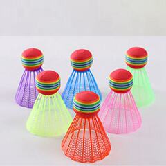 子供の頭のカラーのプラスチックのバドミントンの環境保護の材料の虹のボールのバドミントンの子供は室内専用を撮影します。
