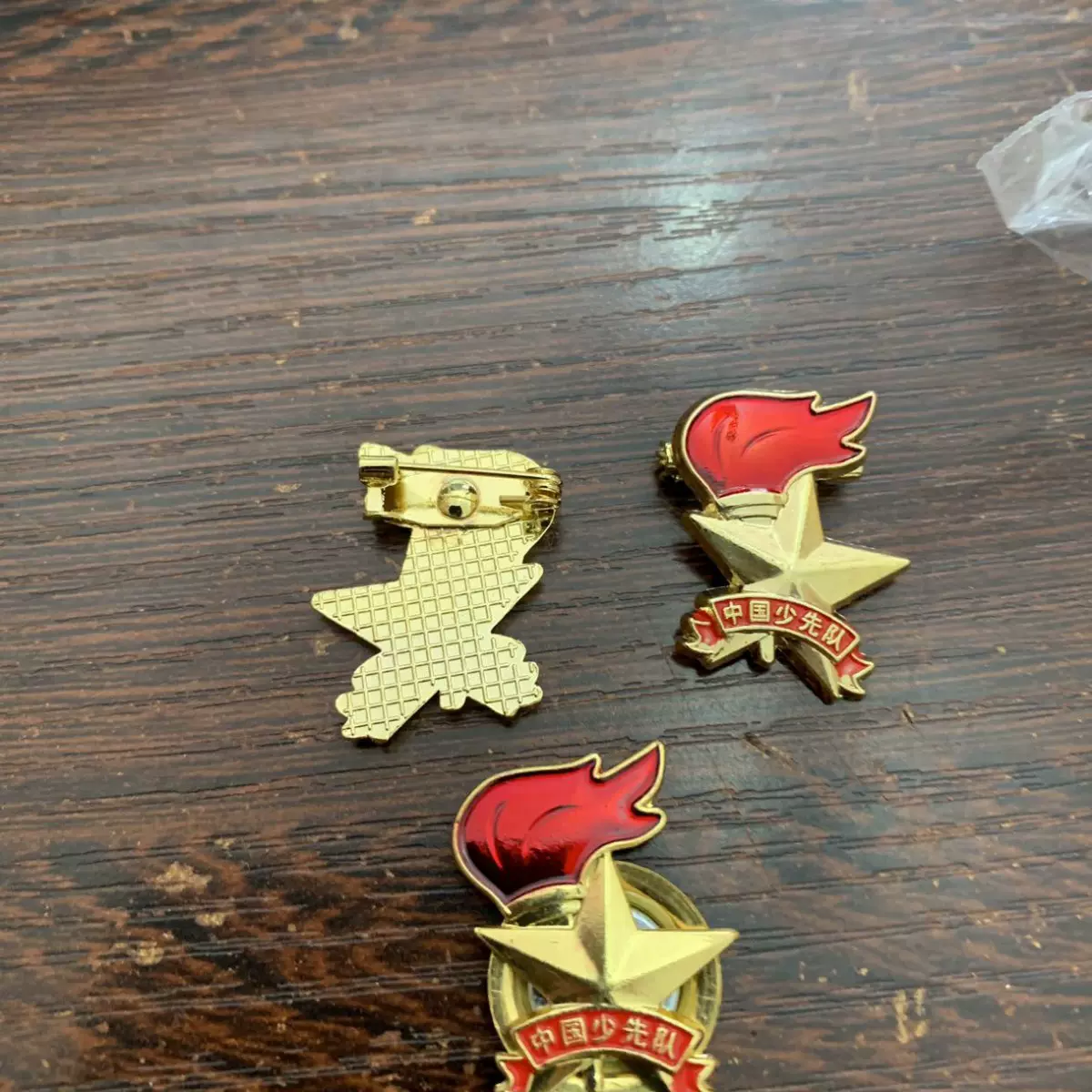 厂家批发 新款标准中国少先队队徽火炬胸章磁铁扣金属工艺品