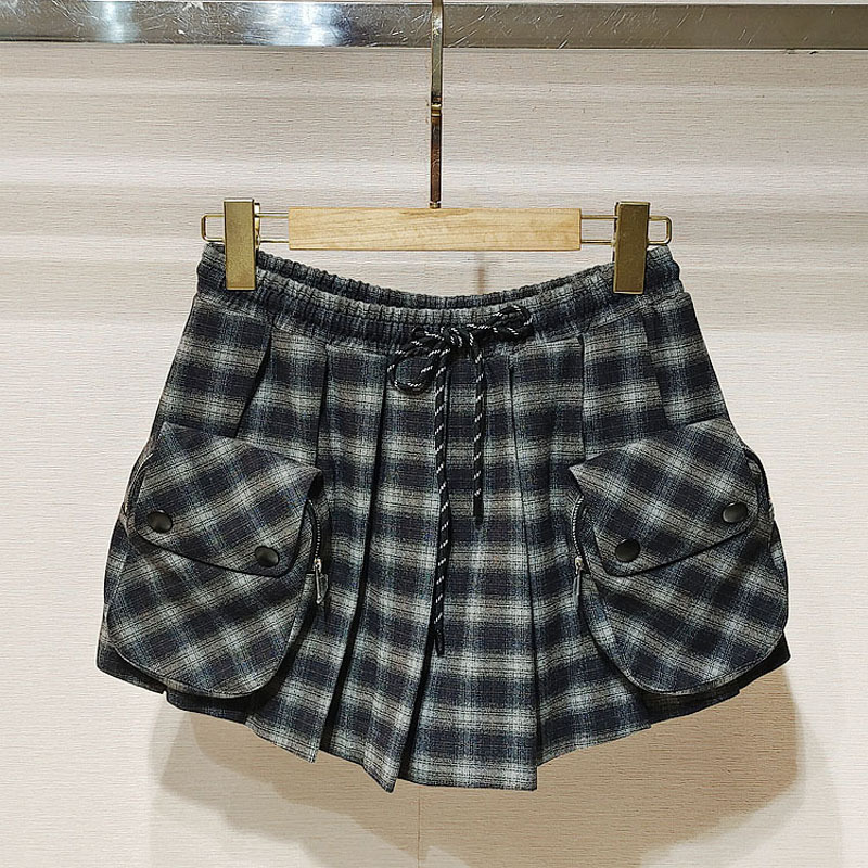 深圳南油2025冬女装XRJ7Q01B松紧腰复古格子工装裙裤短裤S250981