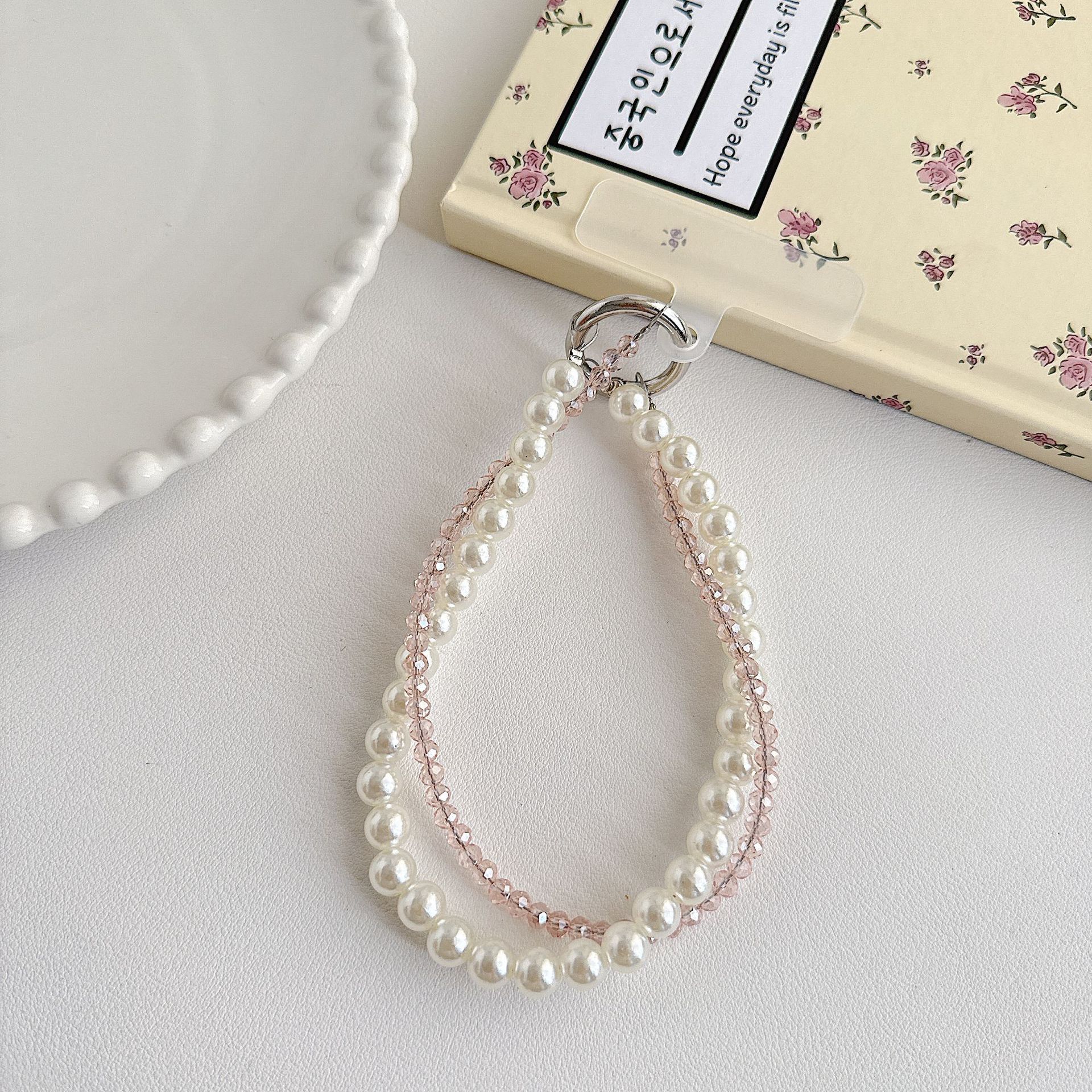 Boutique hecho a mano de alta gama teléfono móvil cadena colgante mujer estilo ins cristal coreano perla enrollamiento cadena de muñeca moda corta