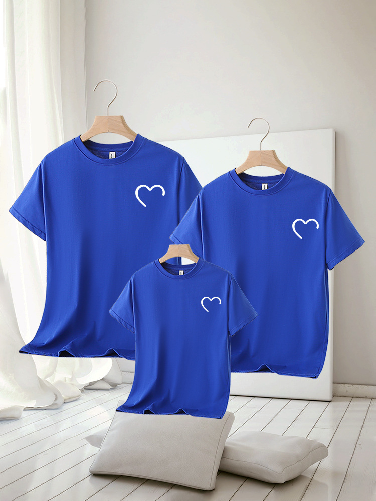 Conjuntos Familiares a Juego de la Familia Klein para una Familia de Tres Personas, Conjuntos Familiares con Estampado de Corazones a Rayas de Verano, Uniformes Escolares Nuevos para el Jardín de Infancia 2025