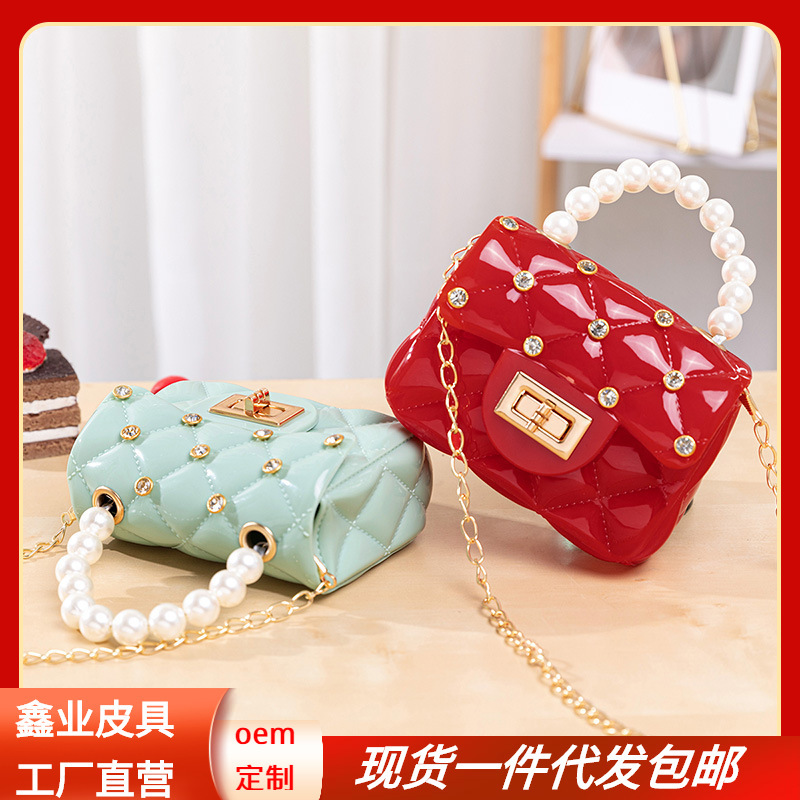 Bolsas de mujer al por mayor 2023 bolsas de diamante mini jelly bolsas de perlas bolsas de lápiz labial portátiles bolsas de hombro para mujeres bolsas de mochila para mujeres.