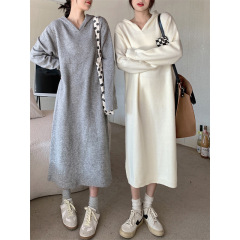 秋冬の新型の婦人服の2024灰色の帽子付きのニットセーターのゆったりとしたお尻を包んで底のワンピースの小さい子を打ちます。