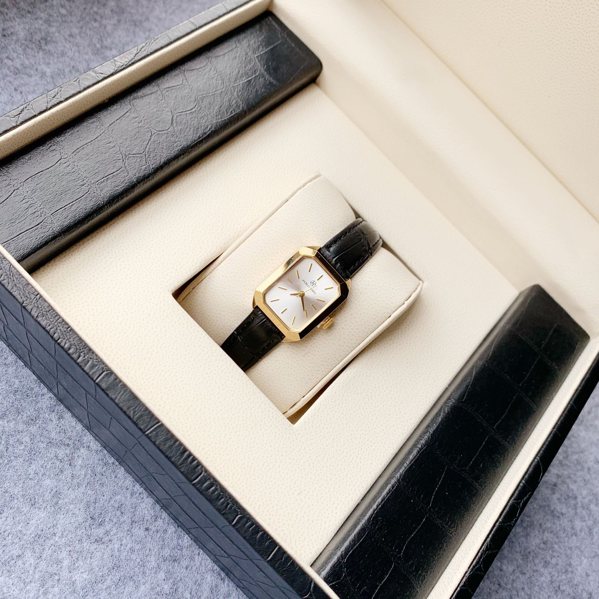 Nuovo piccolo orologio verde di lusso leggero Cintura casual alla moda Orologio da donna Quadrante quadrato Orologio da lavoro Regalo di fascia alta per impiegati e studenti_voghion.com