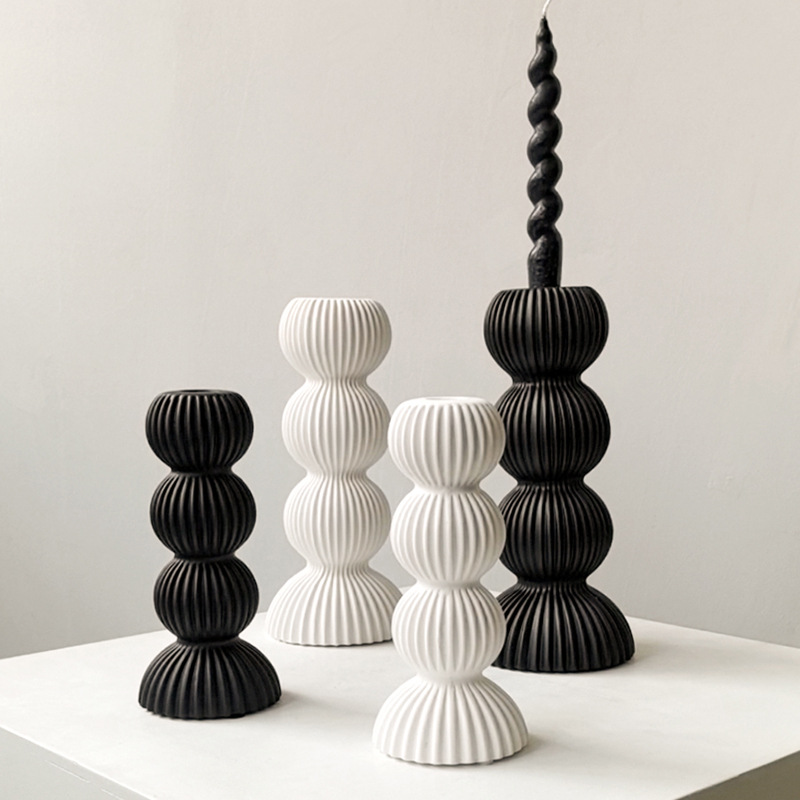 Adornos transfronterizos de candelabros de cerámica en blanco y negro, candelabros de estilo antiguo, decoración suave de escritorio de sala de estar para el hogar