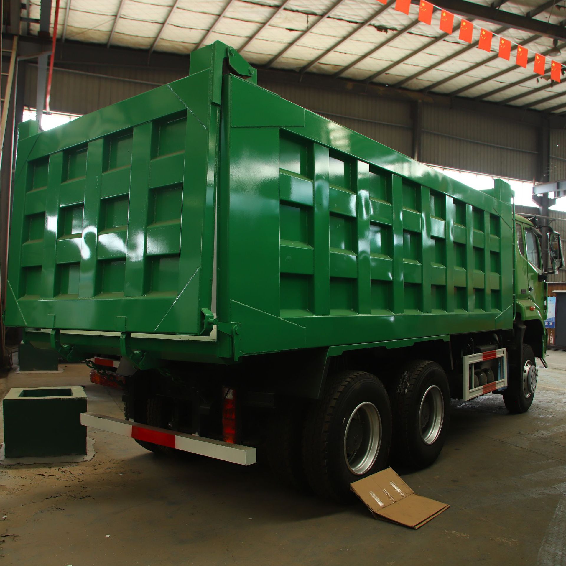 Sinotruk HOWO 380 horsepower dump truck is supplied to Africa, 10-wheel dump truck, front four-wheel rear eight-wheel