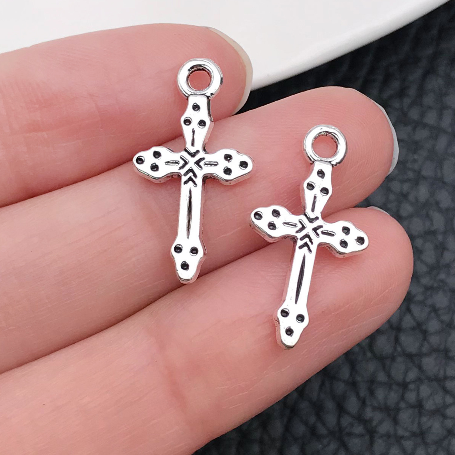 Colgante cruzado de venta caliente para hombres y mujeres se pueden combinar con collares a voluntad