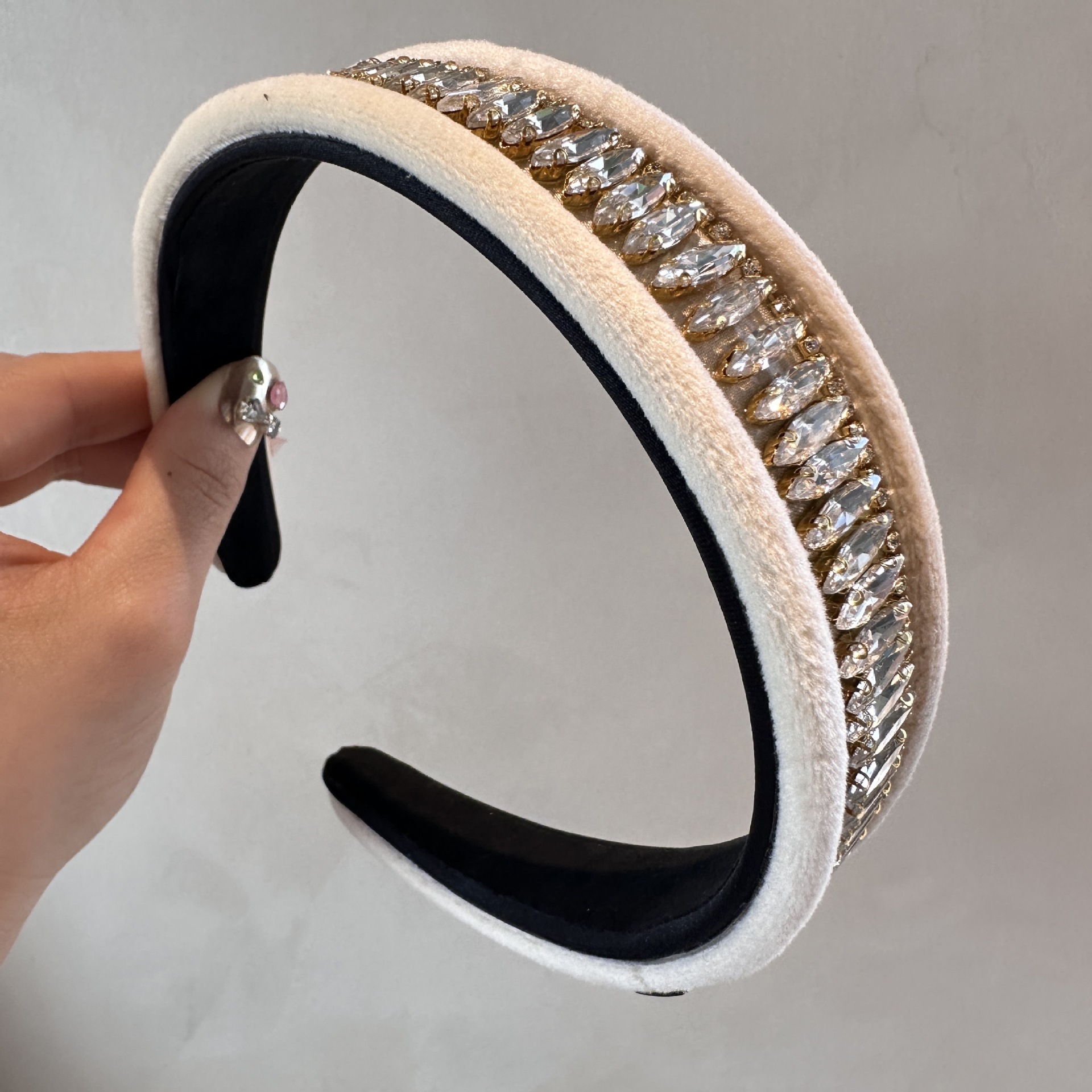 156g Weight Hair Band Hair Accessories Type Rhinestones Inlay Material 1 Piece Quantity Casual, Daily Occasion Flannel Material Solid Color Pattern Women's Gender Inlay Design Elegant, Simple Style Style Coffee, White, Black Color Velvet Rhinestone Light Luxury Wide Brim Hair Band High-Grade Western Style Heavy Industry Pressure Hair Clip High Skull Top Headband Hair Accessories 17