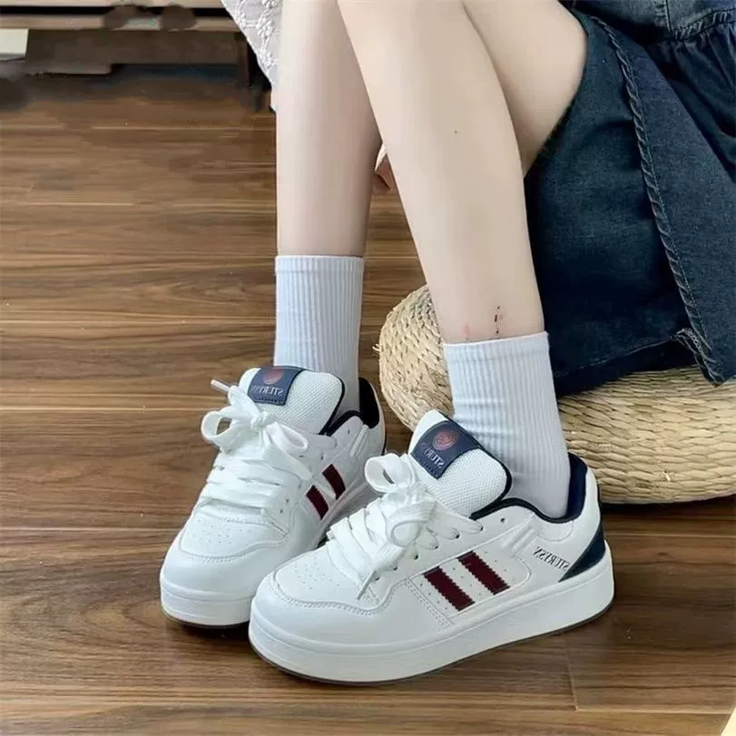 Оригинальные дикие повседневные белые синие маленькие белые туфли 2024 осень новые ni прилив высокого цвета повседневные хлебные туфли на толстой подошве