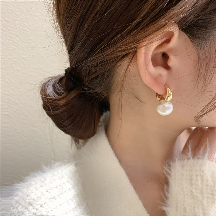 Fashion Pearl Earrings Niche Simple Alloy Ear Buckle Women display picture 3