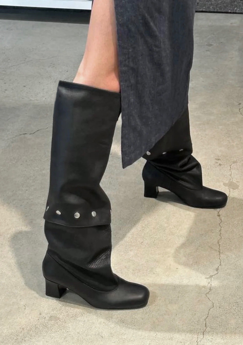 Overknee-Stiefel zum Hineinschlüpfen, brandneues Nietendesign mit verdickter Ferse, schmal geschnittene High-Top-Stiefel mit lockerer Passform, neuer Stil für Herbst/Winter 2025_voghion.com