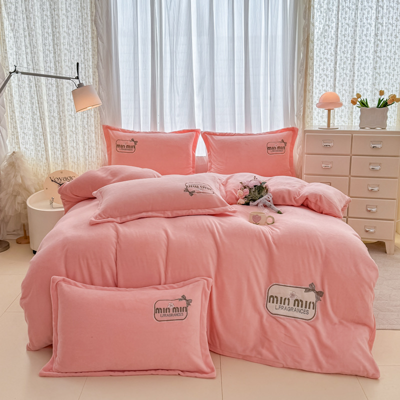 Tejido de bordado caliente grueso de lana de leche de cuatro piezas de sábanas cubiertas de edredón de bordado de tres piezas de cama al por mayor