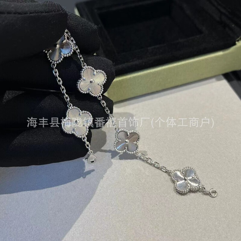 New Simple Clover Bracelet for Women, Light Luxury Niche High-End Exquisite Laser-Engraved Flower Bracelet New Simple Clover Bracelet for Women, Light Luxury Niche High-End Exquisite Laser-Engraved Flower Bracelet